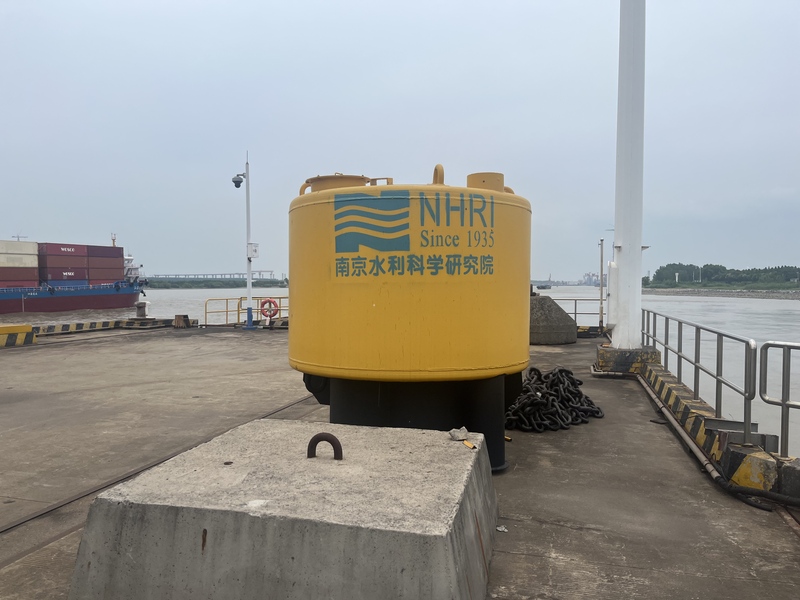 我院自主建设的长江深水航道首座水文观测专用浮标正式下水服役运行